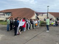 M. Bali et sa chorale chantent lors de la journée contre le harcèlement
